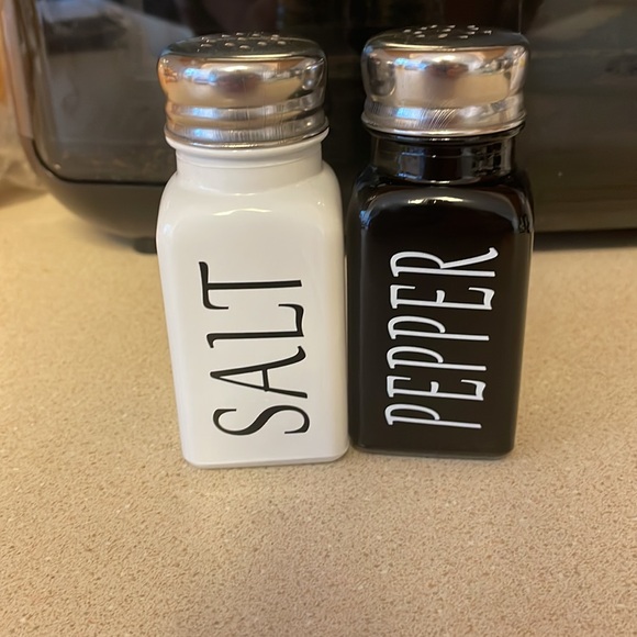OFFER $10 w/$4.99 s&hSalt & Pepper set 4 1/2” NWOT. - Picture 3 of 3